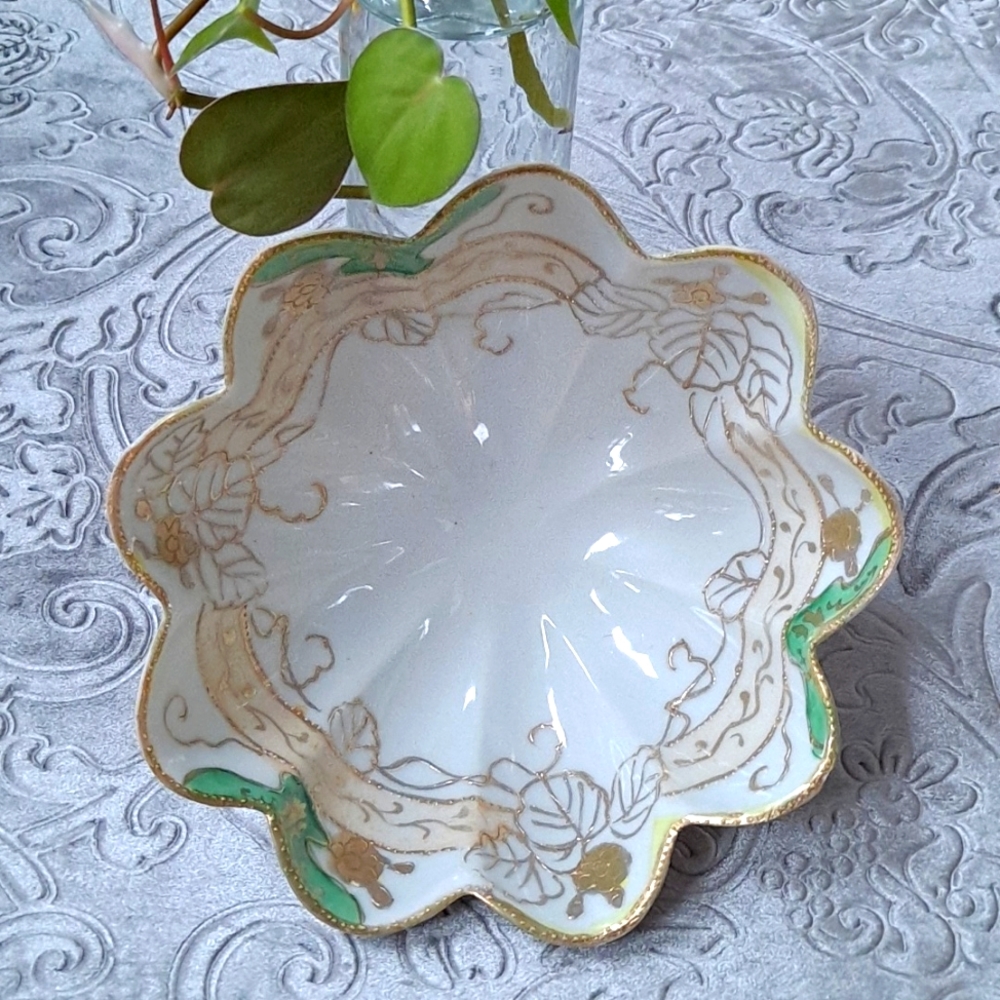 Antique Nippon Scalloped Footed Bowl | Hand painted | Japan - Picture 1 of 10